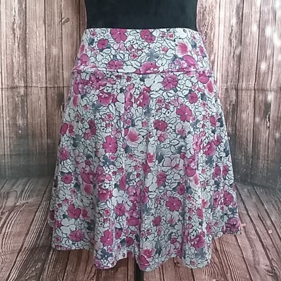 Forever 21 Small Floral skirt - Picture 2 of 4